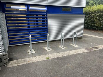 Am Freibad wurden kürzlich vier neue Fahrradbügel installiert. 